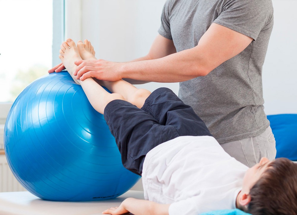 Tratamiento de fisioterapia neurológica con balón de pilates Tratamiento de fisioterapia neurológica con balón de pilates