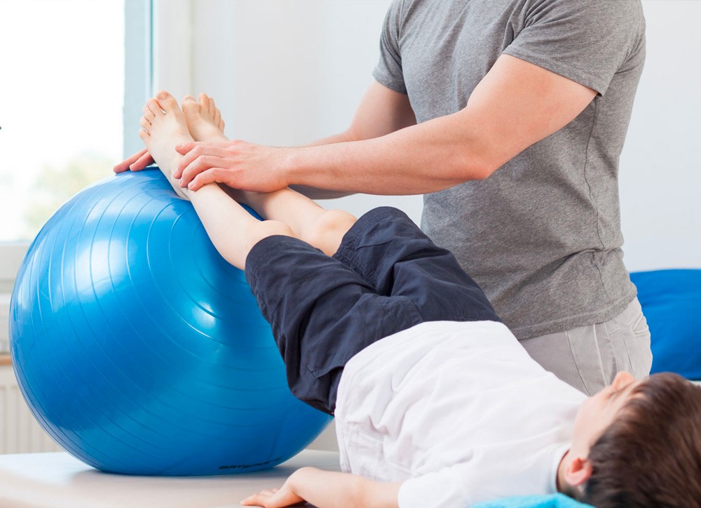 Tratamiento de fisioterapia neurológica con balón de pilates